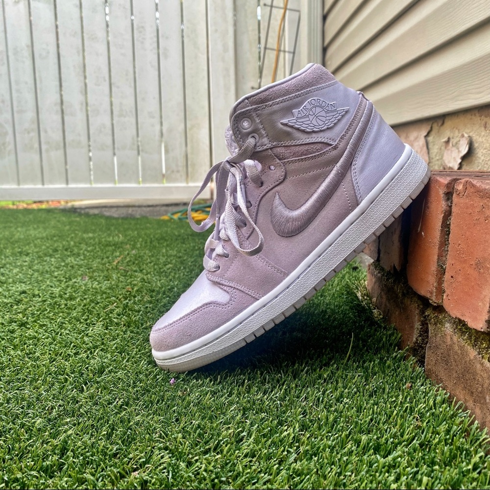 Wmns Jordan 1 Retro High “Barely Grape” Size 8.5